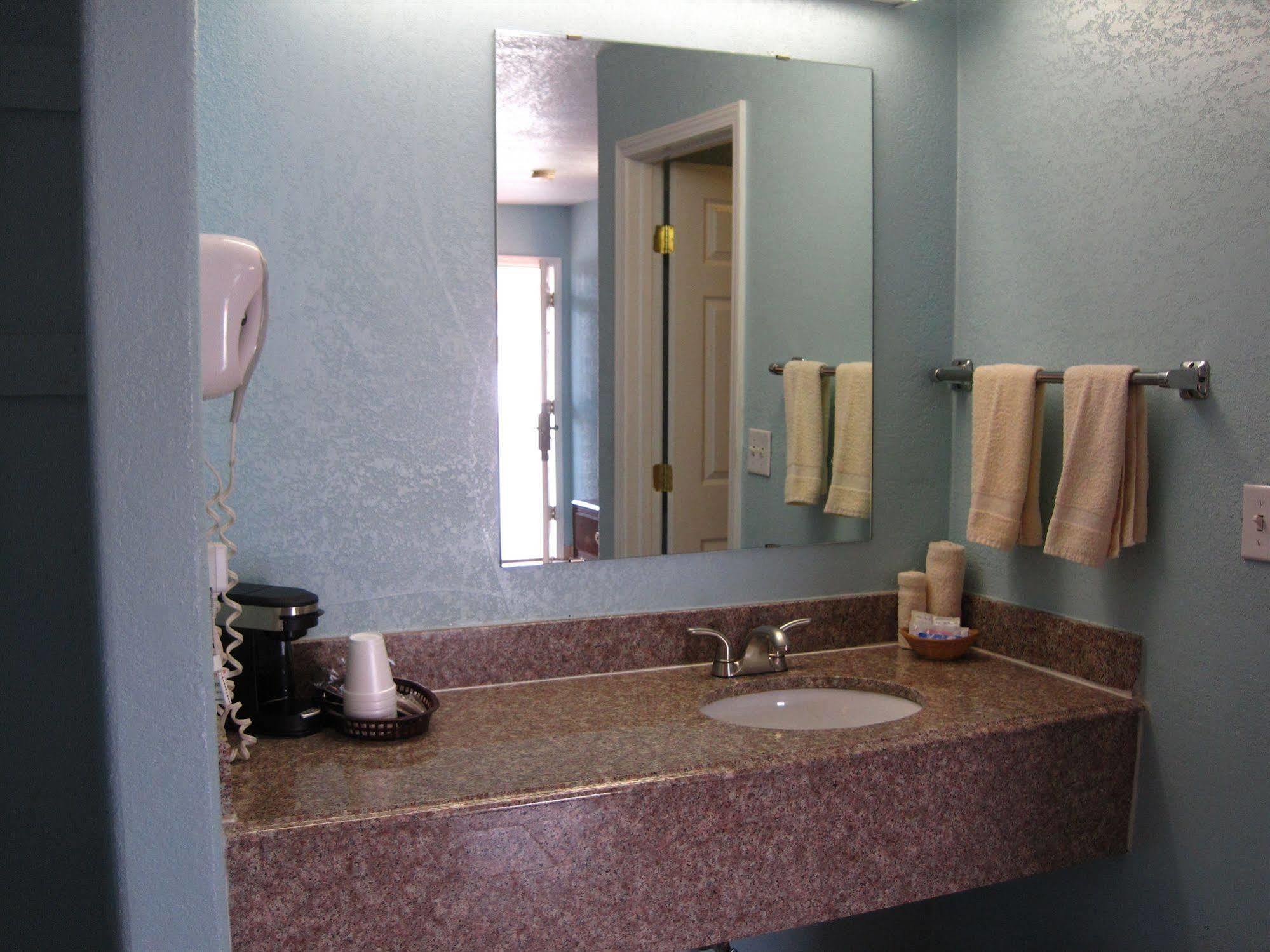 سان أنطونيو Pinn Road Inn And Suites Lackland Afb And Seaworld المظهر الخارجي الصورة